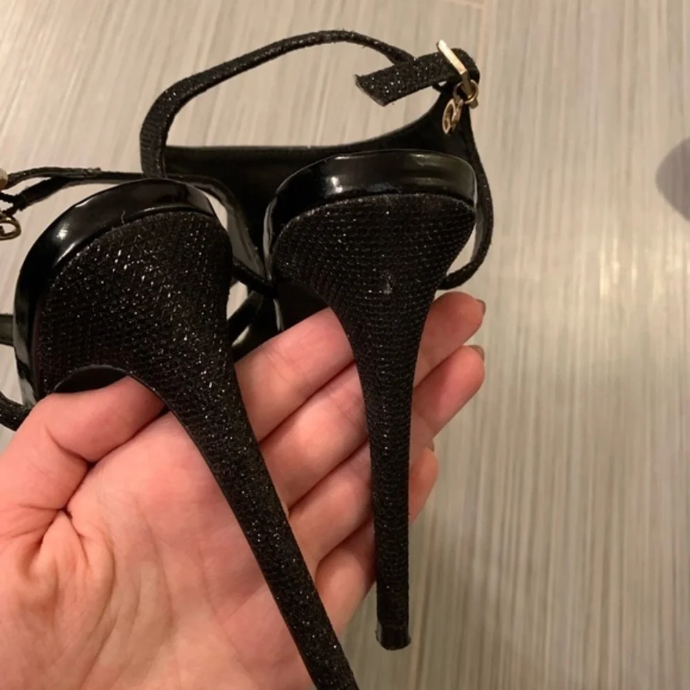 Guess “Corsage” Heeled sparkle sandal